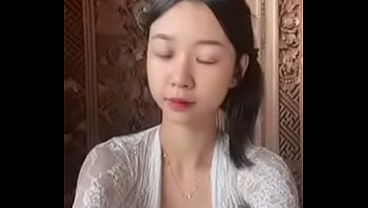 Sindi Yang Menggoda Dengan Tubuh Seksi Dan Gairah Membara