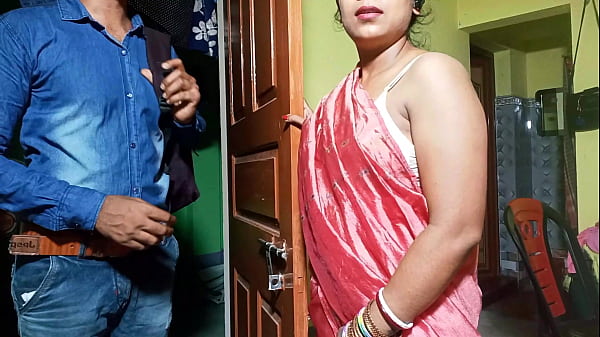 ब्रा बेचने वाला सेल्समैन अपनी भाभी को लुभाकर जबरदस्त चुदाई करता है, पूरी हिंदी आवाज़ में
