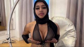 Gadis Muslim Arab Berkerudung Digencet Ganas Oleh Pria Berotot