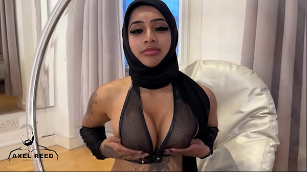 Gadis Muslim Arab Berkerudung Digencet Ganas Oleh Pria Berotot