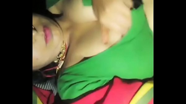Tante Desi Pamer Payudara Menggoda
