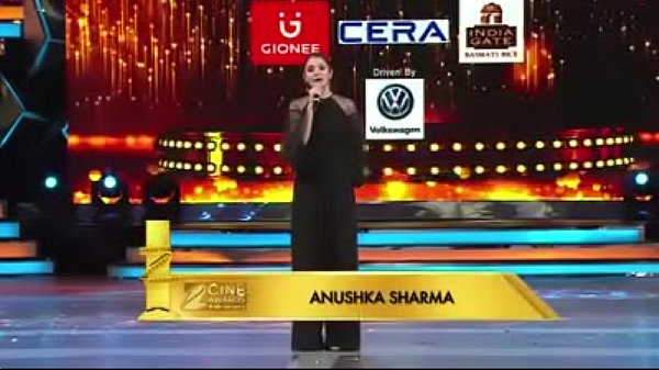 Gadis India Yang Menggoda Dengan Sari Transparan Dan Belahan Dada Yang Menggairahkan