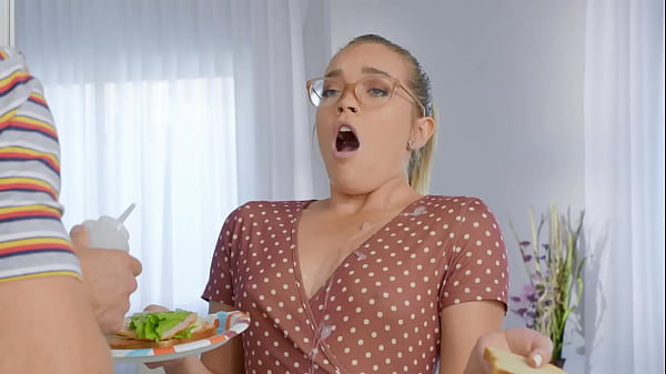 Dia Suka Dihardcore Di Dapur