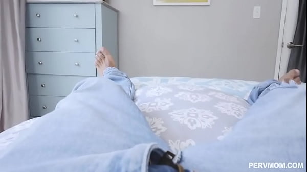 Tertangkap Basah Oleh Ibu Tiri Dengan Celana Dalamnya