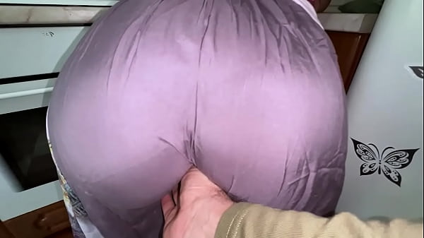 Anak Tiri Mengangkat Rok Ibu Tirinya Dan Melihat Pantat Besar Yang Siap Untuk Seks Anal