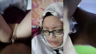 Kacamata Dan Hijab, Bergoyang Mesra Bersama Sahabat
