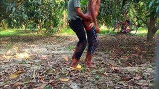 Pria India Bercinta Di Kebun Mangga, Dua Kekasih Gay Menggoda Dengan Panas