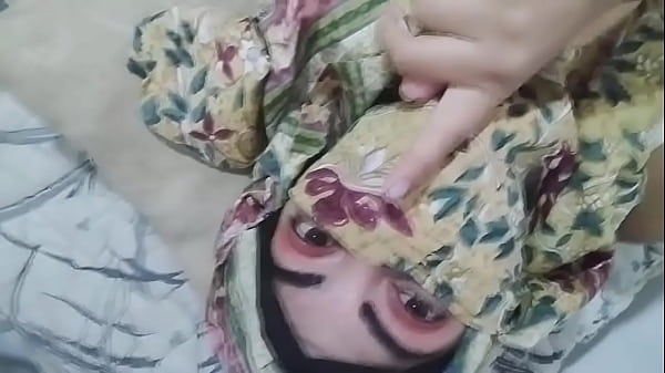 Istri Arab Berjilbab Bergairah Masturbasi Hingga Basah Dan Orgasme Saat Suami Shalat Di Ruangan Lain