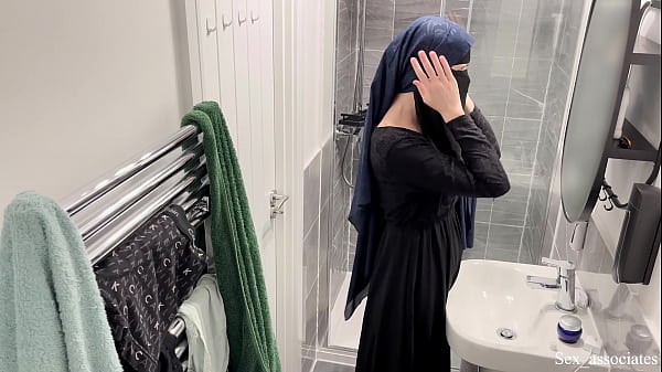 Astaga, Gadis Berhijab Itu Ternyata Gemar Merayu Diri Sendiri Di Balik Tirai Kamar Mandi.