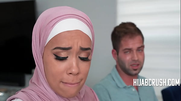 Membuka Nafsu Arab Tiri: Menggoda Sang Hijabers Yang Dingin