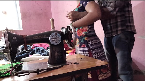 देसी भाभी को सिलाई करते हुए अंकल ने चोदा