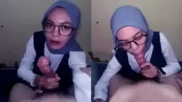 Gadis Berhijab Yang Gila Menghisap Kontol
