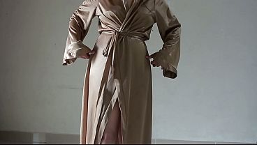 Gadis Indo Toge Brondong Pakai Jubah Satin Hot Colok Memek