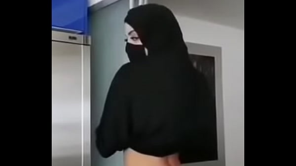 Bidadari Berhijab Dengan Payudara Montok Menggoda Saat Menanggalkan Pakaian