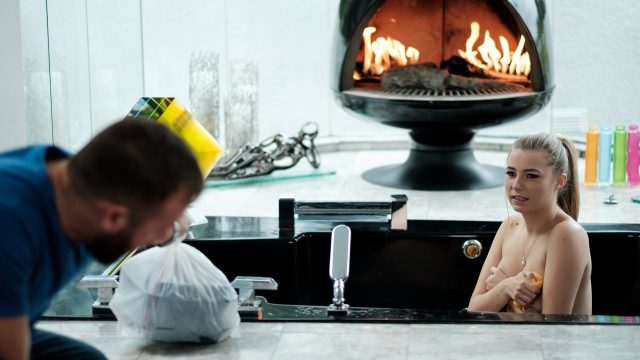 Cerita Panas: Carolina Sweets Lupa Pesanan Take Out-nya Pas Lagi Mandi Air Panas. Si Kurir, Chad White, Nemu Pintu Belakang Nggak Dikunci, Masuk Ke Rumah, Dan Langsung Ngeliat Carolina Telanjang Di Bak Mandi.