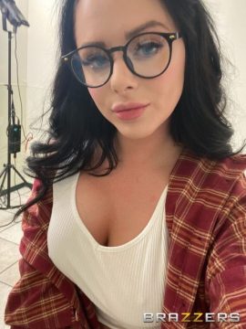 Macey Jade Menembus Dinding Dengan Ganas