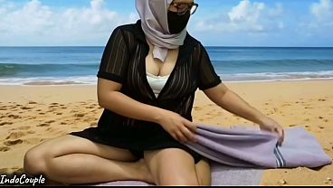 Muslimah Berhijab Berani Bercinta Di Pantai Terbuka Dengan Pria Asing