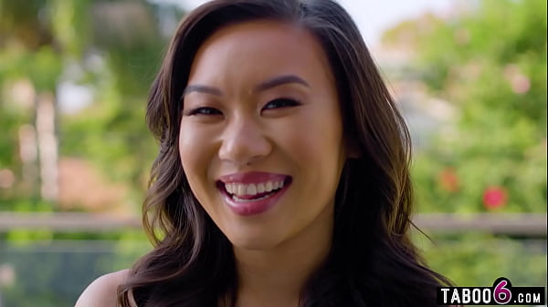 Dekat-dekat Dengan Kimmy Kimm, Gadis Asia Mungil Yang Doyan Dipukul Pantatnya