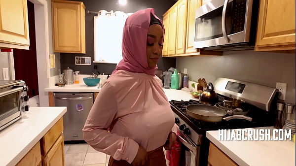 Curvy Ebony Hijabnya Nungging Liar, Lily Starfire Ngebut Kayak Pro