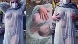 Tante Jilboobs Pamer Body Seksi Baju Tembus Pandang Di Luar Ruangan