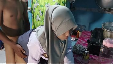 Ngentot Adik Ipar Sambil Meremas-remas Tubuhnya Yang Basah Kuyup.