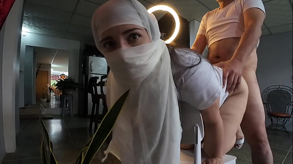 Ibu-ibu Berhijab Meraung Nikmat Saat Kontol Penuh Air Mani Di Lubang Belakangnya, Abis Digenjot Brutal.