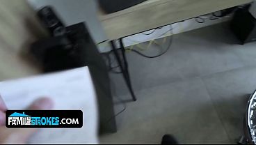 Anak Tiri Cewek Latin Menggoda Bapak Tirinya Dengan Tubuh Mulus Bikin Ngilu