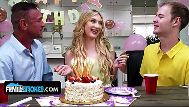 Gadis Kecil Montok Alami, Daisy Lavoy, Godain Dan Naikkin Bokap Tirinya Dengan Gaya Liar Dan Penuh Nafsu.