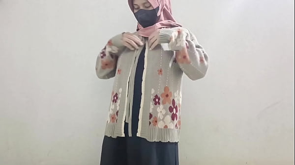 Gadis Hijab Colmek Pakai Timun, Muncrat Basah Kuyup.