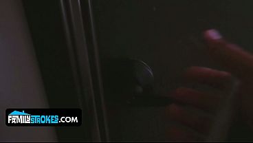 Montok Banget, Si Kakak Tiri Layla London Biarin Adik Tiri Ngebut Di Memek Sempitnya.
