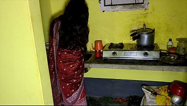 Devar Dapur Sepi Ngintip Bhabhi Sendirian, Langsung Hajar Memek Basah Sampe Muncrat.