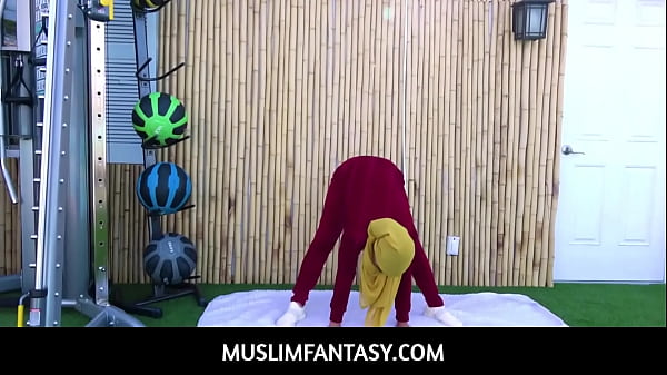 Pelatih Kebugaran Ngewe Client Arab Eksotis Sambil Ngajarin Gerakan Hot.