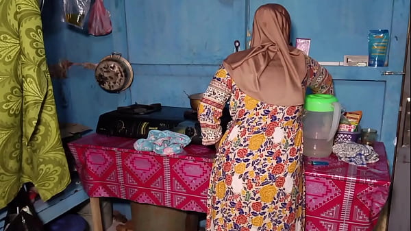 Ngentotin Bini Temen Yang Lagi Masak, Makin Basah Makin Gosong.