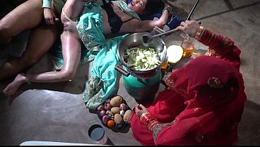 Ibu Tiri Di Dapur, Masak Sambil Goyang, Bikin Makin Panas, Desi Step Mom Siap Menggoda.
