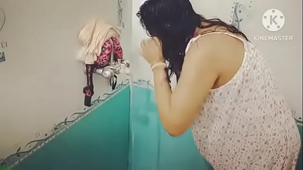 Desi Lagi Mandi, Basah-basahin Badan, Sambil Ngeluyur Nikmatin Sensasi Panas Dingin.