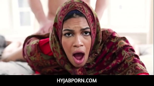 Maya Farrell, Cewek Arab Berhijab Dengan Bokong Gede, Dijodohin Dan Digarap Habis-habisan.