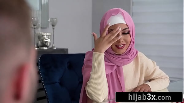 Cewek Mungil Cantik Berhijab Digebah Sambil Tetep Pake Kerudungnya.
