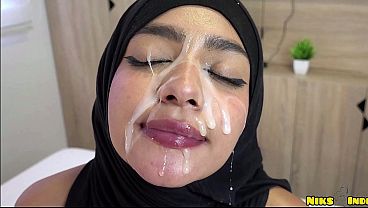 Remaja Hijab Muslimah Digentayangin Keras Sampe Disemprotin