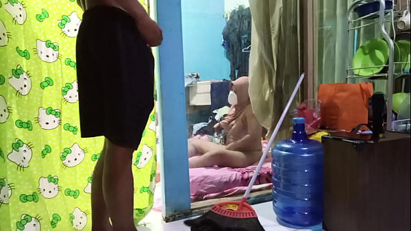 Ngentotin Istri Temen Sambil Dia Colmek Sendiri