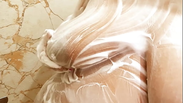 Desi Bhabhi Mandi Basah, Badan Menggoda Kena Air