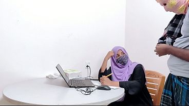 Bankir Cantik Berhijab Digebuk Kontol Petani Desa, Ngewe Panas Xxx