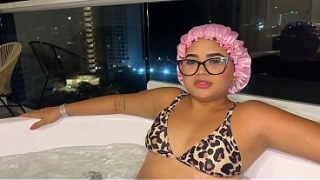 Madrastra Jalang Mandi Telanjang Sama Anak Tiri Di Jacuzzi, Sambil Minta Digenjotin Pas Suami Pergi.