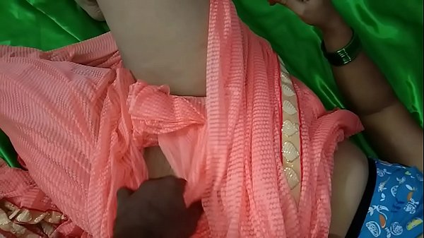 देसी सविता की चुदाई करते हुए जोरों से चिल्लाना