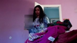 Ngintipin Tante Desi Montok Ganti Baju Di Kamar, Gregetan Banget.