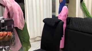 Si Jantan Besar Colmek Di Depan Anak Tiri Berjilbabnya Yang Menggoda.
