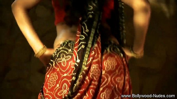 Cewek India Berkulit Sawo Matang Goyangin Pantatnya Dengan Gerakan Bikin Ngilu Dan Basah.