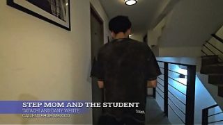 Ibu Tiri Lagi Ngajarin Muridnya Yang Panas, Sampe Basah Semua.