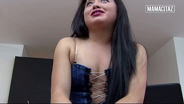 Goyangin Pantat Gede Latina Pake Rok Mini… Dia Nggak Bisa Berhenti Megang-megang Itu.