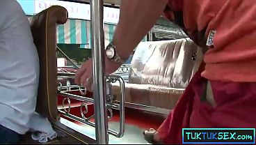 Cewek Thailand Montok Digebet Di Tuk-tuk, Siap Dimainin Sampai Puas