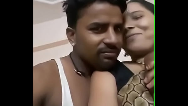 Tekan-tekan Tante Desi Montok, Buah Dadanya Besar Dan Seksi